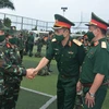 Старшие офицеры Главного управления логистики поощряют женщин-солдат (Фото: qdnd.vn)
