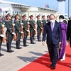 Встреча президента Нгуен Суан Фука и вьетнамской делегации в международном аэропорту Ваттай (Фото: ВИА)