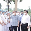 Президент штата Нгуен Суан Фук передал подарки медицинскому персоналу, работающему в центре лечения пациентов с COVD-19 больницы Хадонг в районе Хоангмай (Ханой). (Фото: ВИА)