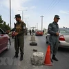 Солдаты службы безопасности Афганистана охраняют улицу, ведущую в столицу Кабула (Фото: AFP/ВИA)