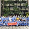 Медицинский работник Национальной офтальмологической больницы позирует для группового фото перед поездкой в Хошимин, чтобы помочь городу в борьбе с COVID-19 (Фото: vnexpress.net)