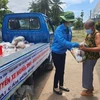Передает пакет помощи малоимущим людям в провинции Баклиеу. (Фото: Нят Бинь/ ВИА)