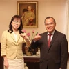 Посол Вьетнама в Японии Ву Хонг Нам (справа) фотографируется с основателем и главным исполнительным директором Азиатской лиги по уходу за детьми Ватанабэ Кадзуё (Фото: ВИА)