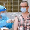 Иностранцу делают прививку от COVID-19 в городе Хошимин (Фото: ВИА)