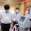 Министр здравоохранения Нгуен Тхань Лонг получил оборудование для лечения тяжелых пациентов с COVID-19 от г-на Хоанг Куок Выонга, председателя совета директоров Вьетнамской нефтегазовой группы (Petrovietnam). (Источник: Интернет)