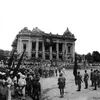 Августовские дни 1945 г. в столице Ханой. Августовская революция открыла новую эру во Вьетнаме, когда вьетнамский народ овладел страной и сам распоряжался своей судьбой. (Фото: архив ВИА)