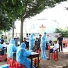 Отбор образцов для скринингового теста для жителей деревни Эабонг после выявления кластера инфицированных в городе Буонматхуот. (Фото: Туан Ань / ВИА)