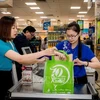 Система супермаркетов Co.opmart стимулирует использование бумажных пакетов и экологических пакетов. (Фото: ВИА)