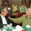 Генерал Во Нгуен Зиап (справа) встречается с Раулем Кастро, вторым секретарем ЦК Коммунистической партии Кубы и первым вице-президентом Государственного совета и Совета министров Кубы, в Ханое 28 апреля 2005 г. (Фото: ВИА)