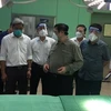 Премьер-министр Фам Минь Тьинь осматривает полевой госпиталь интенсивной терапии в международном госпитале Бекамекс в провинции Биньзыонг. (Фото: ВИА)