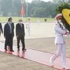 Руководители и бывшие руководители Партии и государства посетили Мавзолей, чтобы воздать должное президенту Хо Ши Мину. (Фото: ВИА)