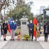 Посол Вьетнама в Чили Фам Чыонг Жанг (четвертый справа) и глава района Серро Навиа Мауро Тамайо (третий слева) и представители посольства Вьетнама на церемонии возложения цветов. (Фото: ВИА)