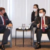 Председатель Национального собрания Выонг Динь Хюэ и г-н Питер Лавой, старший директор Азиатско-Тихоокеанского региона корпорации ExxonMobil на встрече. (Фото: ВИА)
