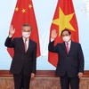 Премьер-министр Фам Минь Тьинь (справа) принял государственного советника, министра иностранных дел Китая Ван И. (Фото: Зыонг Жанг/ВИА)