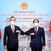 Министр иностранных дел Вьетнама Буй Тхань Шон (справа) и министр иностранных дел Китая Ван И на церемонии встречи. (Фото: Лам Кхань/ВИА)
