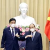 Президент страны Нгуен Суан Фук (справа) приветствует министра обороны Японии Киси Нобуо (Фото: ВИА)