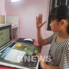 Ученица 3-го класса начальной школы Victoria Thang Long на онлайн-уроке. (Фото: ВИА)