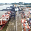 Контейнеровоз Synergy Busan под флагом Маршалловых островов с более 2 тысячи контейнеров перевозчика Maersk Line на борту пришвартовался у международного контейнерного терминала Кайлан. (Фото: ВИА)