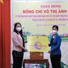 Вице-президент Вьетнама Во Тхи Ань Суан передала провинции Донгтхап 5.000 наборов экспресс-тестов на COVID-19. (Фото: ВИА)