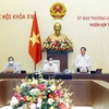 Заместитель председателя НС Нгуен Кхак Динь (стоит) выступает на заседании Постоянного комитета НС 20 сентября. (Фото: ВИА)
