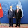 Президент Нгуен Суан Фук (слева) и Генеральный секретарь ООН Антонио Гутерриш (Фото: ВИА)