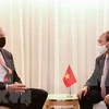 Президент Нгуен Суан Фук (справа) беседует с президентом Всемирного банка (ВБ) Дэвидом Малпассом. (Фото: ВИА)