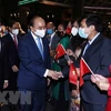 Президент Нгуен Суан Фук встретился с сотрудниками посольства Вьетнама в США и постоянного представительства Вьетнама при ООН (Фото: ВИА)