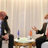 Президент Нгуен Суан Фук (справа) встречается с резидентом Европейского Совета Шарлем Мишелем (Фото: ВИА)