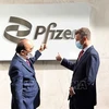 Президент Нгуен Суан Фук и вице-президент компании Pfizer Джонатан Селиб. (Фото: ВИА)