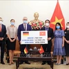 Заместитель министра иностранных дел То Ань Зунг получил символически 2,6 миллиона доз вакцины AstraZeneca от посла Германии во Вьетнаме Гильдо Хилднера. (Фото: Лам Кхань /ВИА)