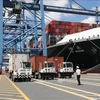 Контейнеровоз пришвартовывается в порту Танкангкаймеп. (Фото: ВИА)