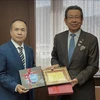 Генеральный консул Нгуен Хонг Ха вручает подарок председателю SCCI Казумаса Кузумура. (Фото: ВИА)
