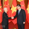 Генеральный секретарь ЦК Коммунистической партии Китая, Председатель КНР Си Цзиньпин (справа) приветствует Генерального секретаря ЦК Коммунистической партии Вьетнама Нгуен Фу Чонга во время его визита в Китай в 2017 году (Фото: ВИA)