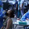 Медицинский персонал в квартале Хангчонг (Хоанкием) берет образцы для тестирования у людей в окрестностях больницы вьетнамско-немецкой дружбы. (Фото: ВИА)