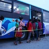 Автобус доставляет вернувщихся рабочих из южных провинций в родное место в провинции Фусуен. (Фото: Фам Киен/ВИА)
