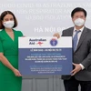 Посол Австралии во Вьетнаме Робин Моди (слева) передает дополнительные 300.000 доз вакцины AstraZeneca, произведенной в Австралии, заместителю министра здравоохранения Вьетнама Чыонг Куок Кыонгу (Фото: ВИА)