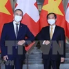Министр иностранных дел Буй Тхань Шон (справа) приветствует вице-президента Швейцарии и министра иностранных дел Игнацио Кассиса в Ханое 5 августа 2021 г. (Фото: ВИА) 