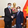 Министр иностранных дел Вьетнама Буй Тхань Шон (справа) и посол Польши во Вьетнаме Войцех Гервель. (Фото: МИД)