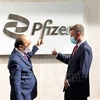 Президент страны Нгуен Суан Фук и вице-президент компании Pfizer Джонатан Селиб. (Фото: ВИА)