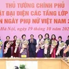 Премьер-министр Фам Минь Тьинь подарил цветы заслуженным представителям женщин по случаю Дня вьетнамских женщин. (Фото: Зыонг Жанг/ВИА)