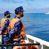 Береговая охрана двух стран выполняет церемонию поднятия национальных флагов на море. (Фото: ВИА)