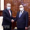 Президент Нгуен Суан Фук принял посла Алжира Мохамеда Берра, который пришел попрощаться в связи с окончанием его срока работы во Вьетнаме. (Фото: ВИА)
