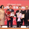 Генеральный директор ВИА Ву Вьет Чанг (слева) и обладатели наград. (Фото: ВИА)