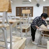 Дезинфицируют помещения в школах в подготовке к посещению школьников. (Фото: ВИА)