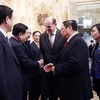 Премьер-министр Фам Минь Тьинь представил премьер-министру Франции Жану Кастексу официального члена вьетнамской делегации высокого уровня. (Фото: ВИА)