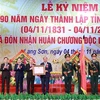 Президент штата Нгуен Суан Фук вручил Орден Независимости партийному комитету, правительству и представителям этнических групп в провинции Лангшон. (Фото: ВИА)