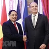 Премьер-министр Вьетнама Фам Минь Тьинь (слева) и его французский коллега Жан Кастекс. (Фото: ВИА)