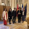 Заместитель министра культуры, спорта и туризма Вьетнама Хоанг Дао Куонг (в центре) и министр культуры Франции Розелин Бачело-Наркин (вторая справа) позируют для группового фото (Фото: ВИА)