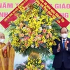 Президент Нгуен Суан Фук поздравляет буддистскую Сангху Вьетнама (Фото: ВИА) 
