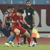 Игроки Вьетнама (в красном) и Японии соперничают за мяч (Фото: ВИА)